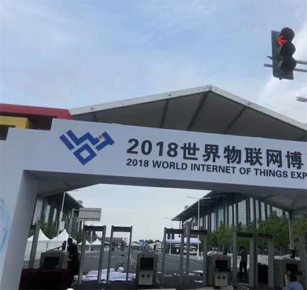 果博工作人员为此次博览会门口安装安检设备